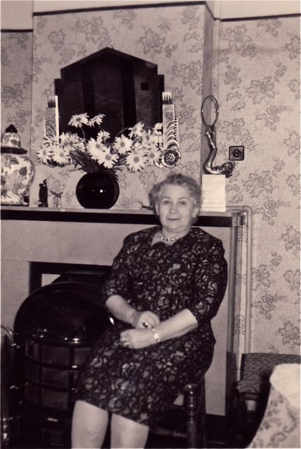 De trofee op de schouw heeft ons oma verdiend met iets, maar ze heeft nooit willen zeggen met wat.